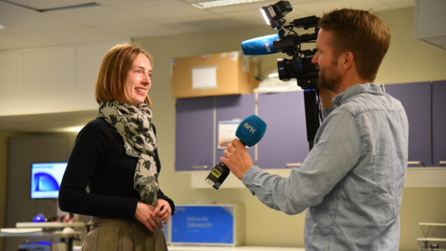The minister for research and higher education, Iselin Nybø, being interviewed by NRK's Hans Erik Weiby during her visit to UiA.